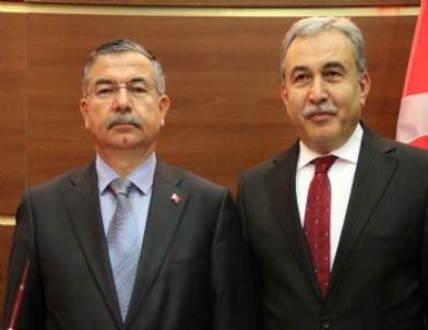 Milli Savunma Bakanı Yılmaz: 'Suriye'ye Bölge Dışından Bir Müdahale İstemiyoruz'