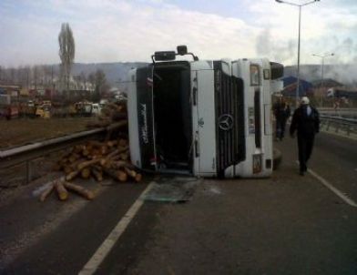 Tomruk Yüklü Tır Devrildi: 1 Yaralı