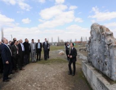 Valiler, Tarihi Çavdarhisar Borsası'nda 'Gong' Çaldı