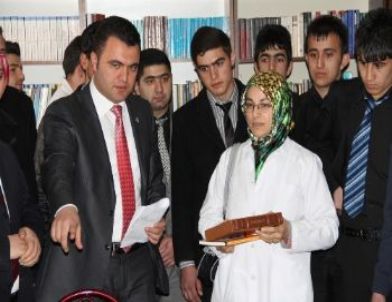 Ak Partili Gençlerden Abdulsamed Bal Anadolu İmam Hatip Lisesi'ne Kitap Bağışı