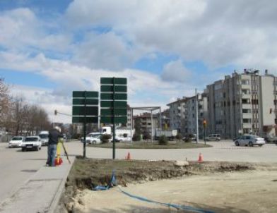 Belediye, Kavşak Düzenlemelerine Yeniden Başladı