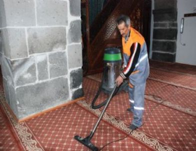 Camilerde Genel Temizlik Yapılıyor