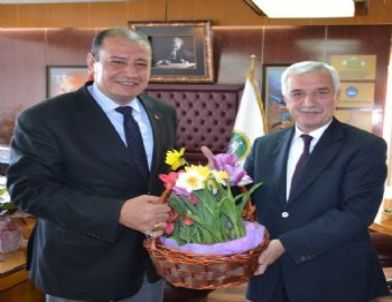 İzmir’de AK Parti'li Başkan İle CHP’li Başkanın Dayanışması