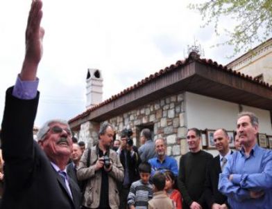 Açılışta Yorulan Bakan Günay Konuşmaları Yere Oturarak Dinledi