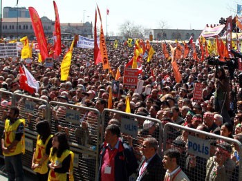 Alevi örgütleri Kadıköy'e akın etti