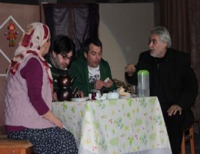Karanfil Kokusu Tiyatro Severlerin Beğenisini Kazandı