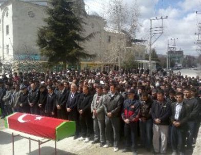 Silahlı Saldırıda Öldürülen Meclis Üyesi ve Babasının Cezaleri Toprağa Verildi