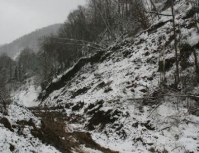 Düzce'de Kar Yağışı Nedeniyle Heyelan Meydana Geldi