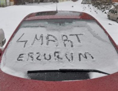 Erzurum'da Kar ve Tipi Hayatı Felç Etti, Yolları Ulaşıma Kapattı