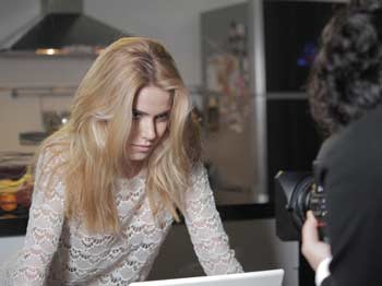 Ceyda Ateş, Axe İçin Okan Bayülgen'e Poz Verdi