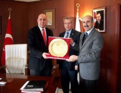 Memur-sen Mardin Şubesinden Başkan Ayanoğlu'na Plaket