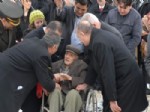 105 Yaşındaki Mehmet Dedeye Saygı