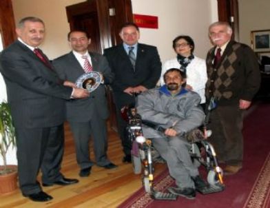 Ayvalık’ta Engellilerden Kaymakama Nezaket Ziyareti