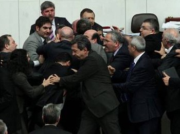 'Kan akar' tartışması kavgaya dönüştü