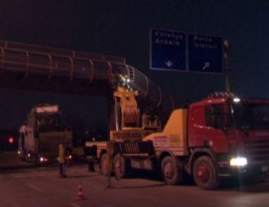 Eskişehir'de Tır Yaya Üst Geçit Köprüsüne Takıldı
