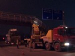 Eskişehir'de Tır Yaya Üst Geçit Köprüsüne Takıldı
