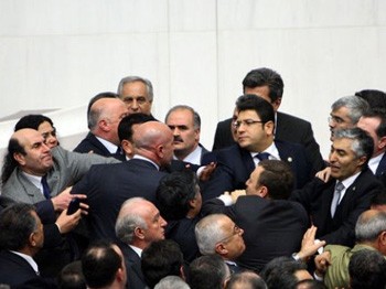 Komisyonda Yine Kavga Çıktı