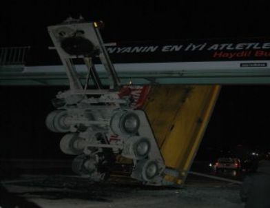 Tır Dorsesi Üst Geçide Takıldı