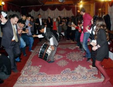 Biyologlar Tanışma Gecesinde Bir Araya Geldi