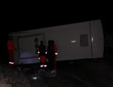 Erzurum'da Öğrencileri Taşıyan Midibüs Yan Yattı: 1 Ölü, 19 Yaralı
