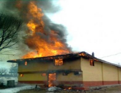 Selçuklu Döneminden Kalma 700 Yıllık Cami Yanarak Kül Oldu