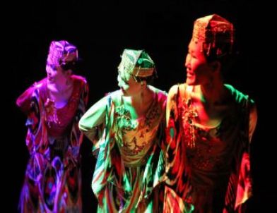 Üniversitede Dans Şöleni