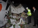 SEBZE YÜKLÜ KAMYON - Otobüs Kamyona Çarptı: 3 Ölü, 35 Yaralı