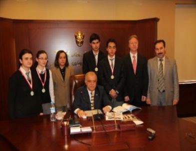 Amerika’ya Gidecek Öğrencilere Vali Şentürk’ten Destek