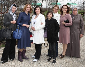 Dore temsilcileri 'Öyle Bir Geçer Zaman Ki' setini ziyaret etti