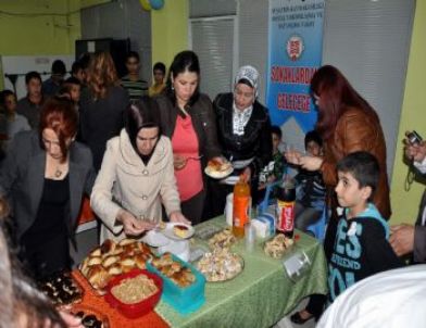 Nusaybin'de Sokakta Çalışan Çocuklara Doğum Günü Partisi Düzenlendi