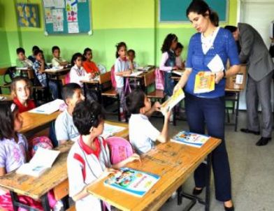 Öğrencilere Kırtasiye ve Spor Malzemesi Yardımı