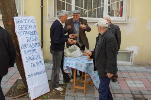 Eşinden boşandı tatlı dağıttı