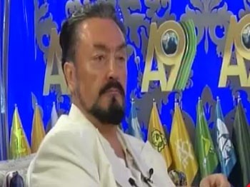 Adnan Oktar Tarz Değiştirdi