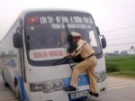 VIETNAM - Trafik Polisi Sileceklere Yapıştı