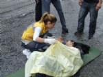 Yaralının Yol Ortasında Şemsiyeli Ambulans Bekleyişi