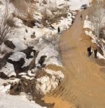 Bitlis'te heyelan yolları kapattı!