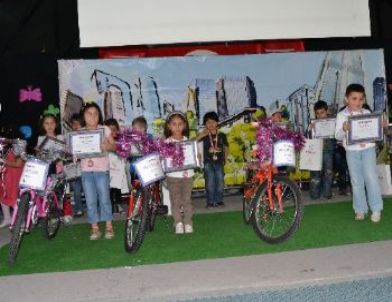 Boyama Şenliğinde Dereceye Giren Minikler Bisikleti Kaptı