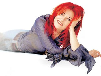 Candan Erçetin'e Sanatçı Desteği