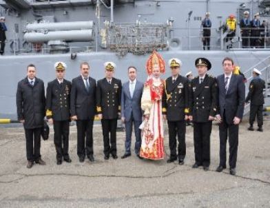 Rusya’ya Demirleyen Türk Savaş Gemilerinden Kimsesiz Çocuklara Yardım