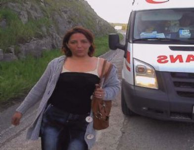 Otoyolda Soyunan Kadını Giyinmeye Jandarma İkna Etti