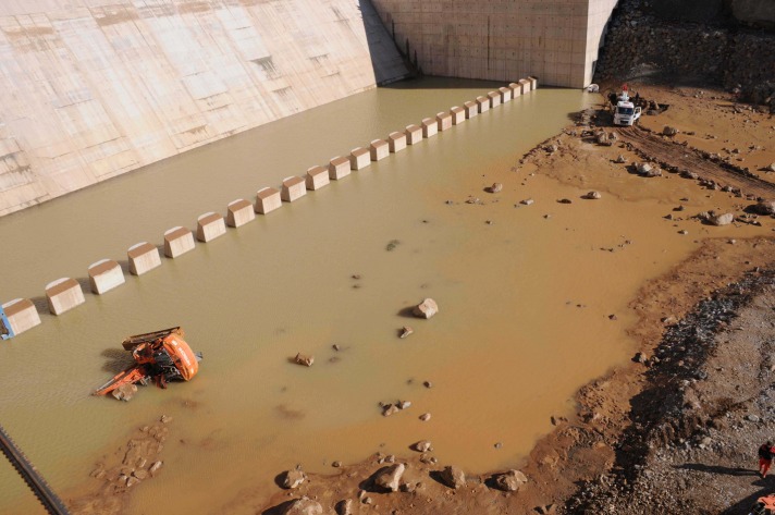 Kara Bulutlar İşçilerin Üzerinde