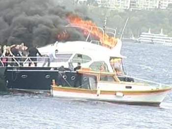 Tekne alev alev yandı