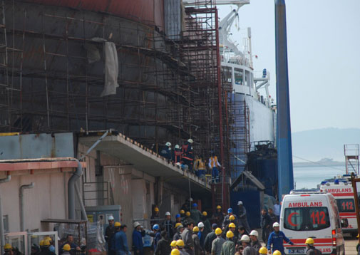 Kara Bulutlar İşçilerin Üzerinde