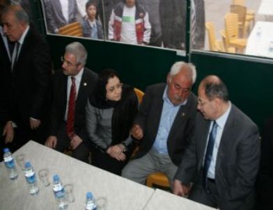 Bakanlar, Öldürülen Doktorun Ailesini Ziyaret Etti