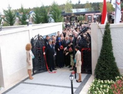 Gül, Botanik Fuarında Güllerle Karşılandı