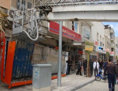 Bir Tonluk Sundurma Çöktü, Şans Eseri Kurtuldular