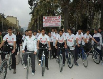 Bisikletle Türkeş'in Mezarına Toprak Götürüyorlar