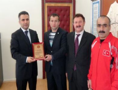 Güreşçilerden Güler’e Plaket