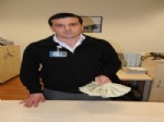Havalimanında Bulduğu 5 Bin Doları Sahibine Teslim Etti