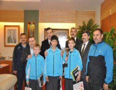 Şampiyonlar Vali Al'ı Ziyaret Etti